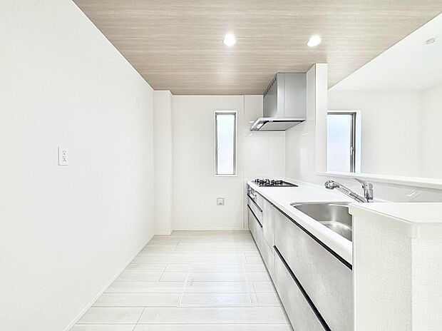 爽やかな風が通り抜けるキッチン。窓があるので明るく換気にも役立ちます。