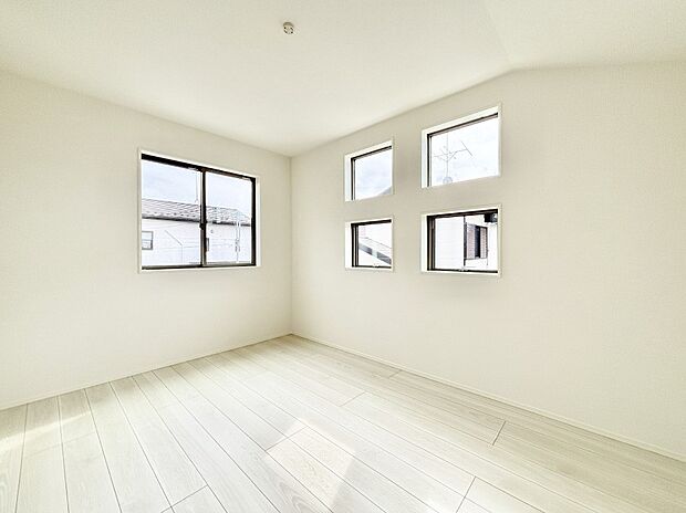 4つ並んだ窓が外観にもアクセントをプラス!日当たりの良いお部屋は気持ちが良いですね。