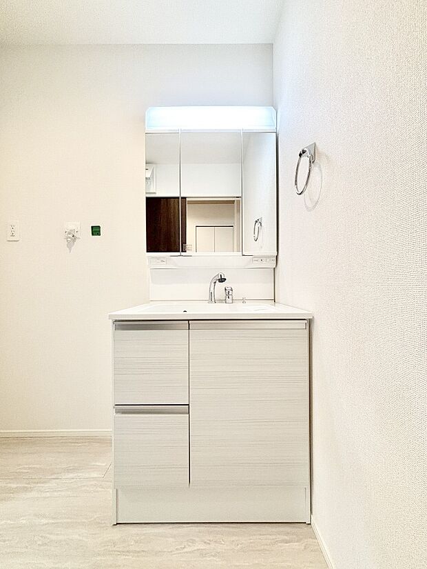 三面鏡の裏に、化粧品や衛生用品などを収納可能。洗面台をすっきりと保ちます!