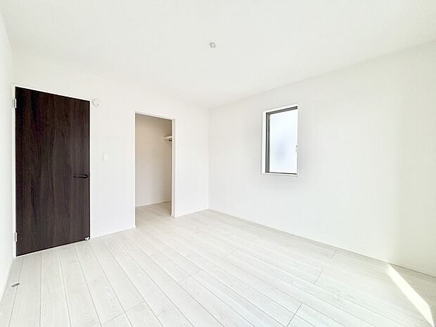 ウォークインクローゼットがあるお部屋!季節ごとの入れ替えも不要で便利です。