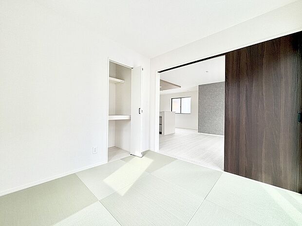 リビングと隣り合っている和室。ほっと一息できる和の空間も忘れずに。