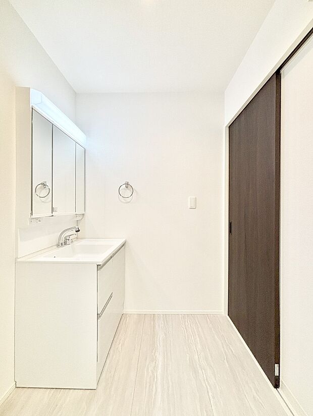 ゆとりの洗面スペースで朝の身支度もラクラク