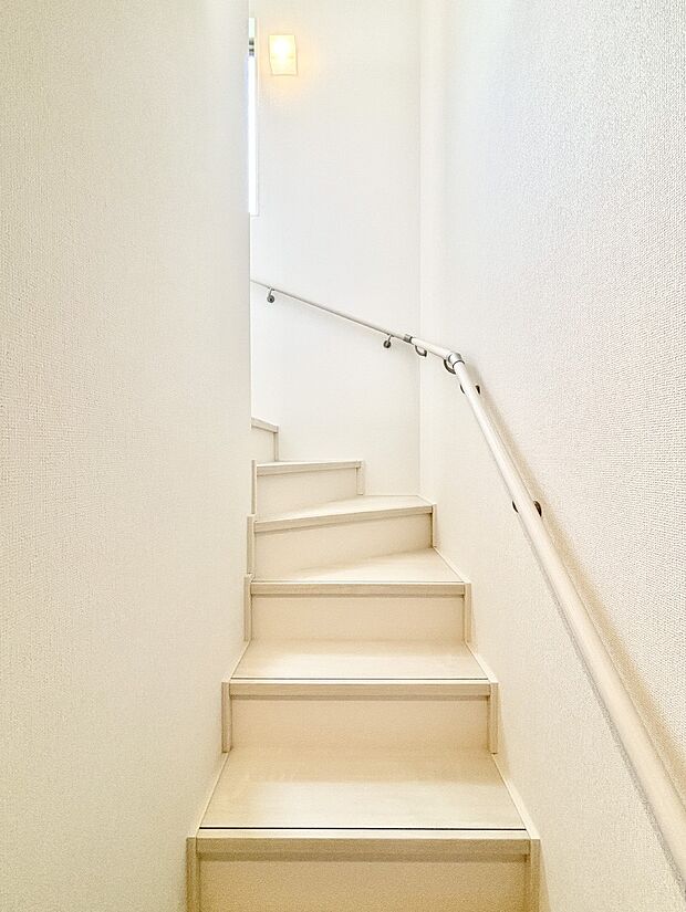 安全性を考慮し階段には手すりを設置しています