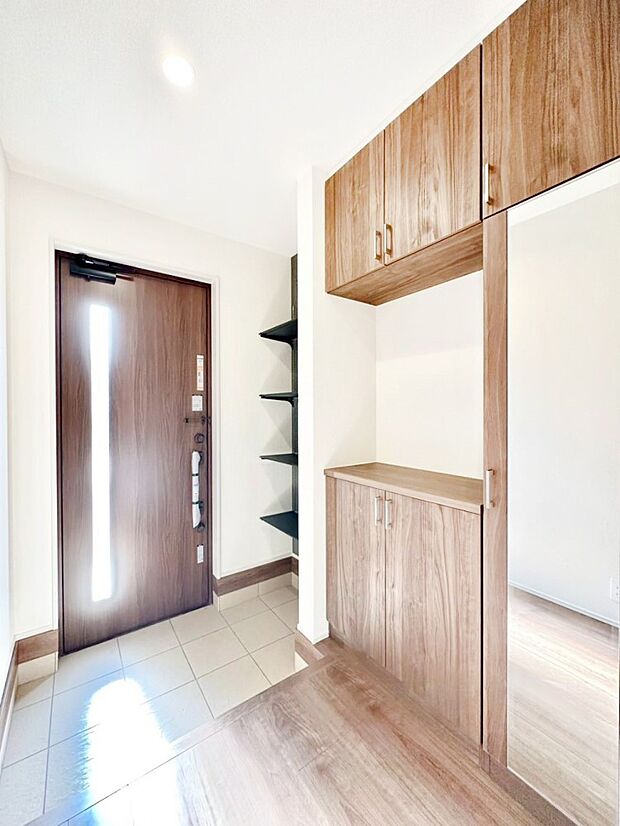 明るい陽光が入り込む玄関。ご家族の靴もスッキリ収納できる玄関収納付き!