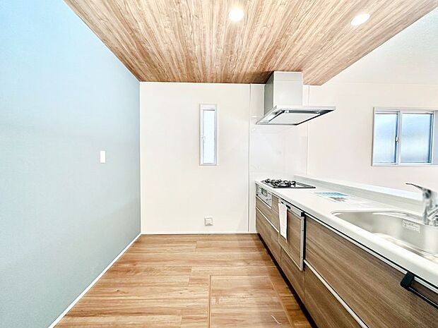 爽やかな風が通り抜けるキッチン。窓があるので明るく換気にも役立ちます。