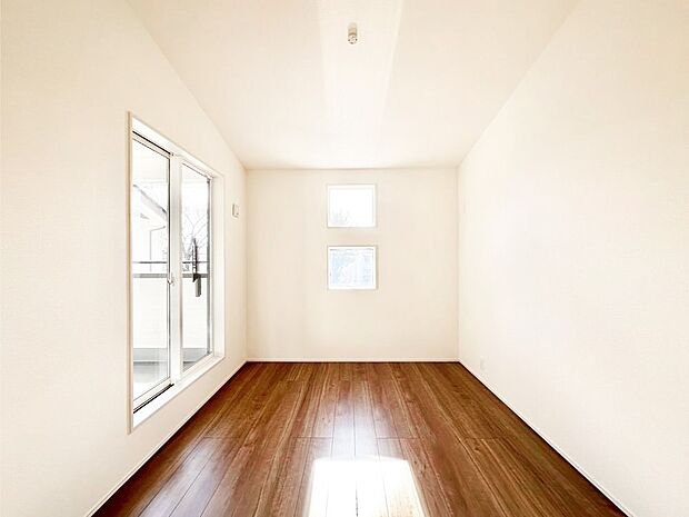 明るいバルコニーサイドに洋室を設置。目覚めの良い寝室に。