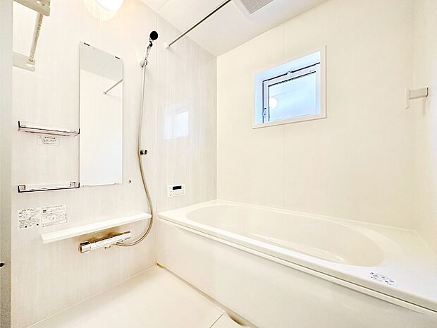 一日の疲れを癒してくれる明るい清潔感のあるバスルーム