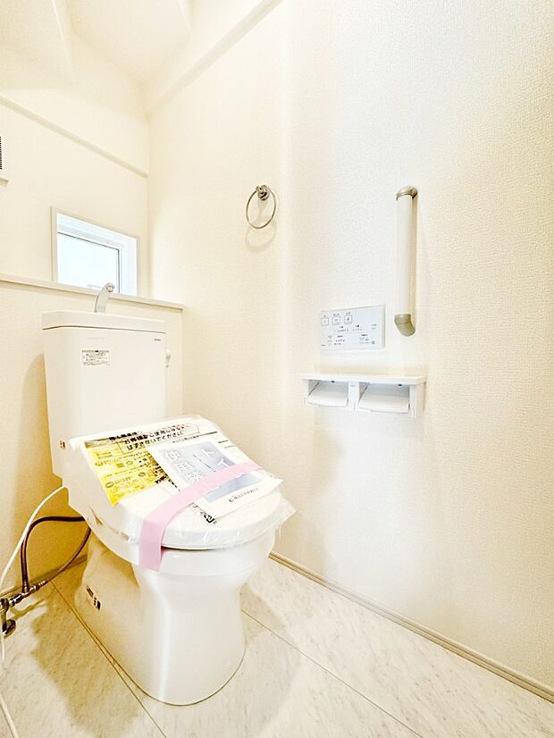 換気用小窓があり、明るく清潔な空間です。