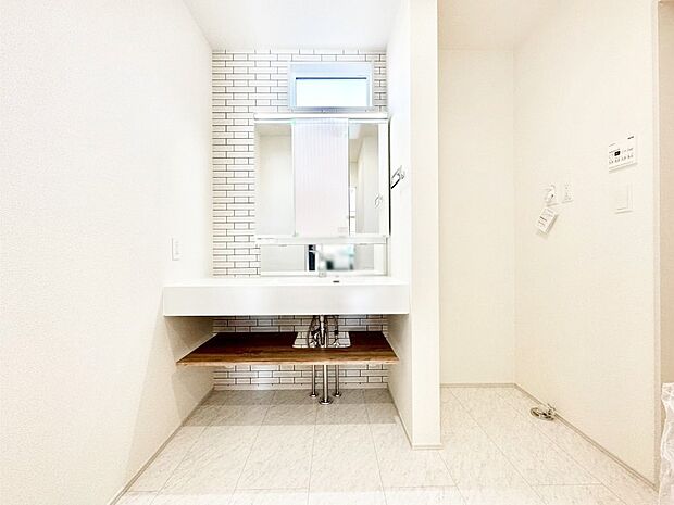 清潔感溢れるホワイトカラーを基調としたランドリースペース