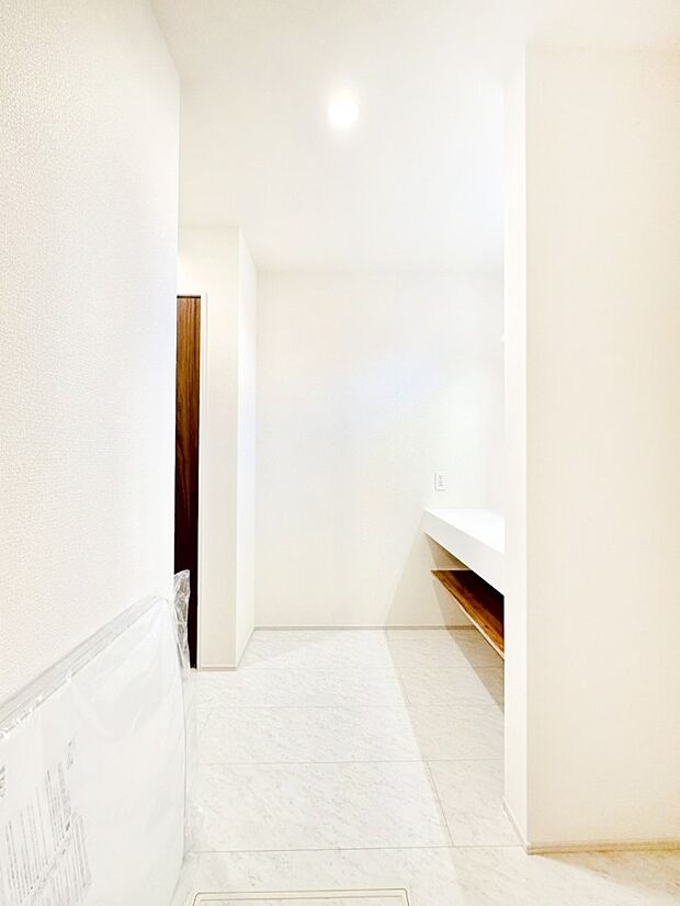 清潔感ある洗面化粧室で朝の身支度も快適