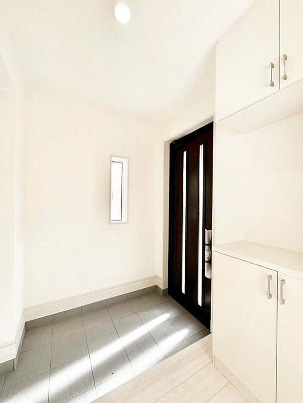 明るい陽光が入り込む玄関。ご家族の靴もスッキリ収納できる玄関収納付き!