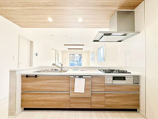 リビングで遊ぶお子様を見守りながらお料理ができる対面キッチン