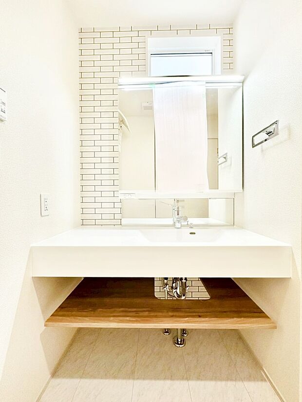 収納力と機能性に優れたお手入れラクラク洗面化粧台!