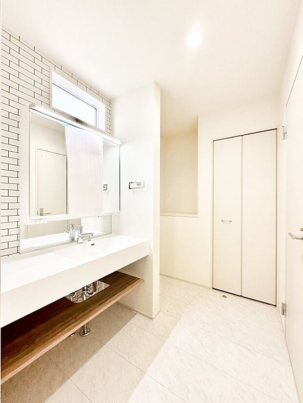 ランドリースペースにはたっぷり収納できる可動棚が付いています。