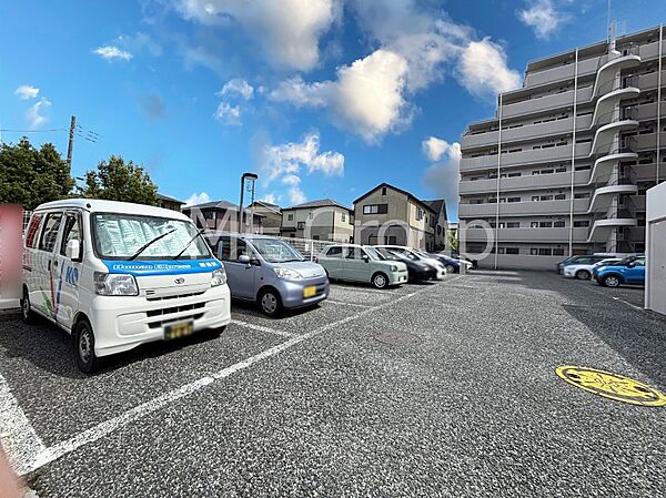 外観 敷地内に駐車場施設
