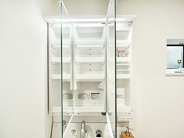 三面鏡の裏に、化粧品や衛生用品などを収納可能。洗面台をすっきりと保ちます！  