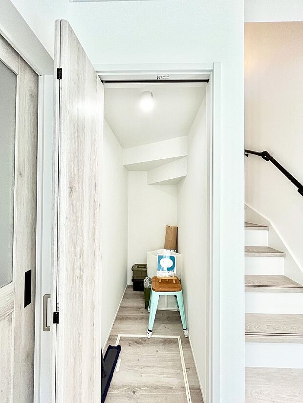 モノが集中しがちな場所ですが、リビング収納があればスッキリ片付きます