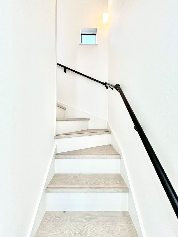 安全性を考慮し階段には手すりを設置しています