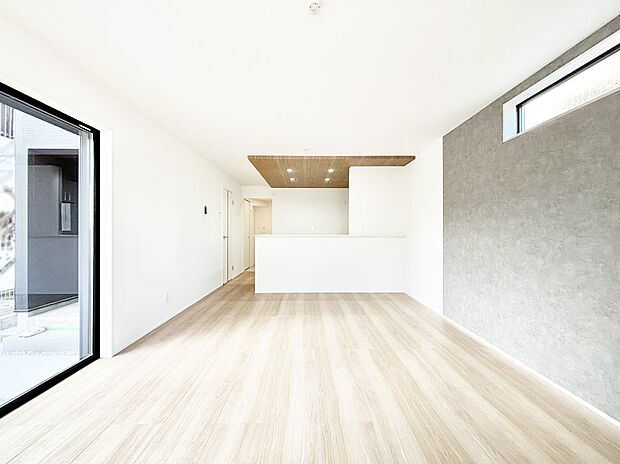 自然光が取り込まれ、家族団らんの場所を明るく演出