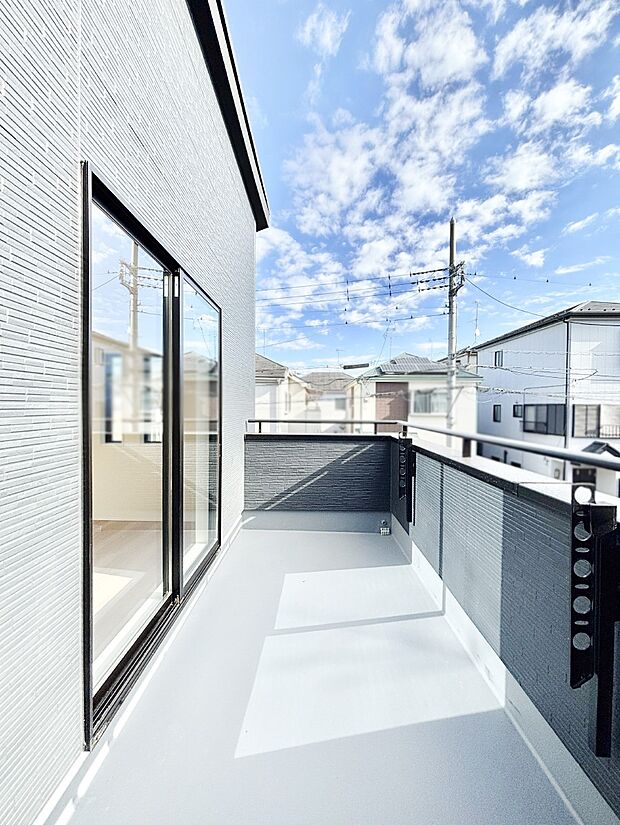 暖かな陽光が降り注ぐバルコニーはお洗濯におすすめ。爽やかな風も心地よいです。