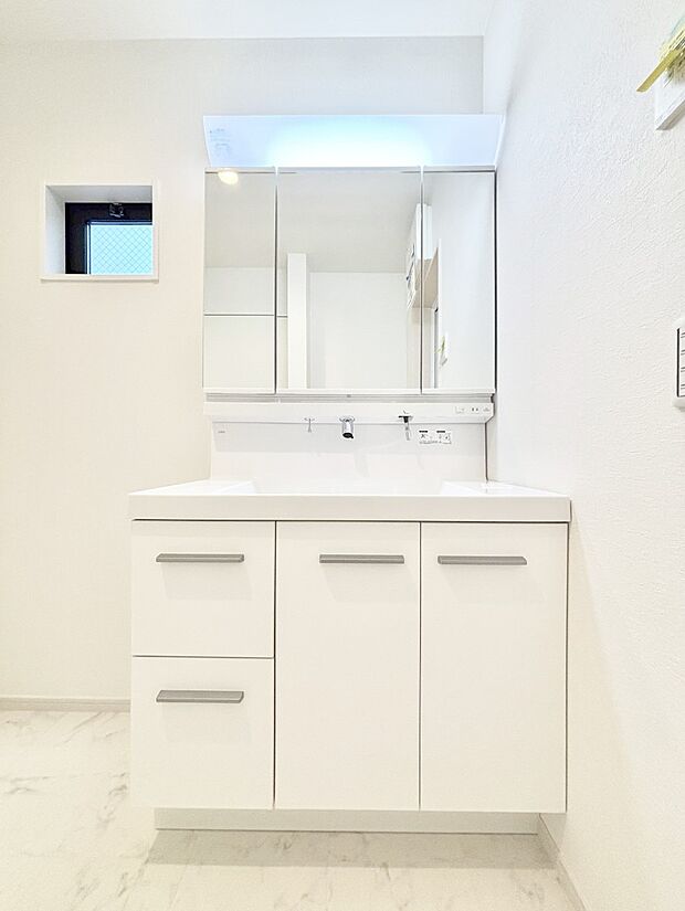 大きく見やすい三面鏡で清潔感ある洗面台は、身だしなみチェックや肌のお手入れにおすすめです。