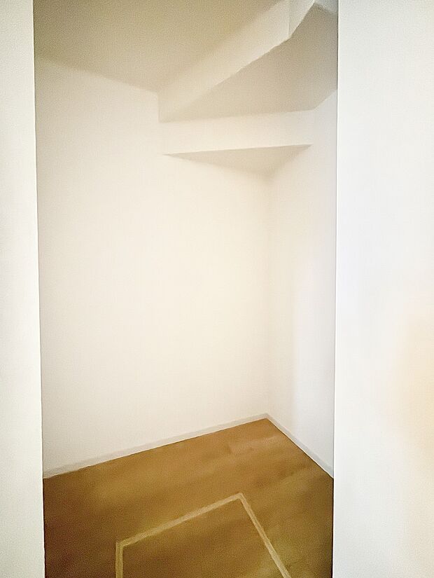 ウォークインクローゼット付きで生活空間を広く利用できます。