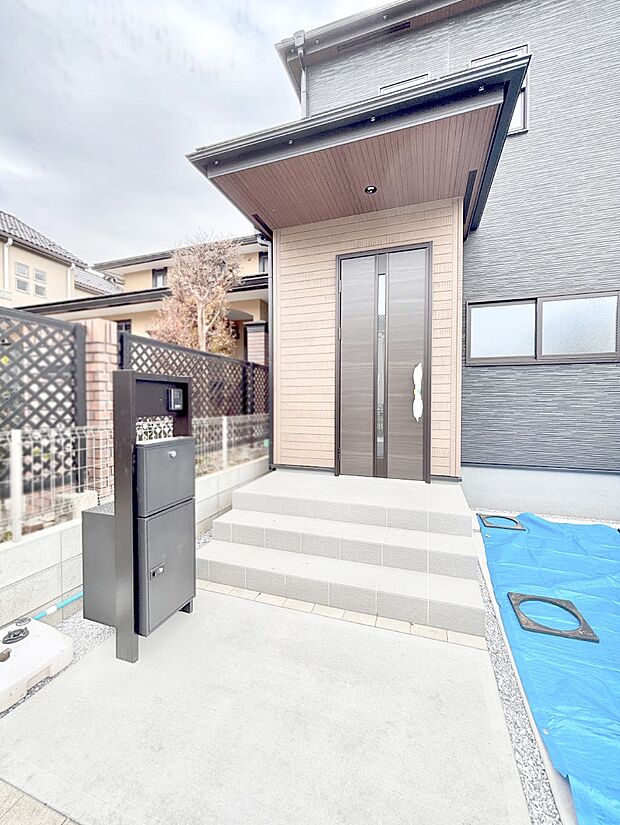 住まいの顔を演出する、玄関ドア。