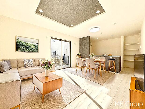 ご家族の賑やかな話し声で包まれる明るいリビング  ※家具はCGです