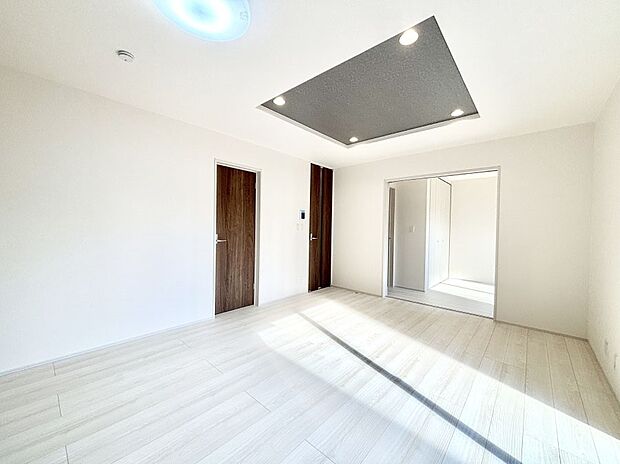 折上天井は立体的な奥行きがあるので、天井が広く見えて開放的な空間を演出できます。