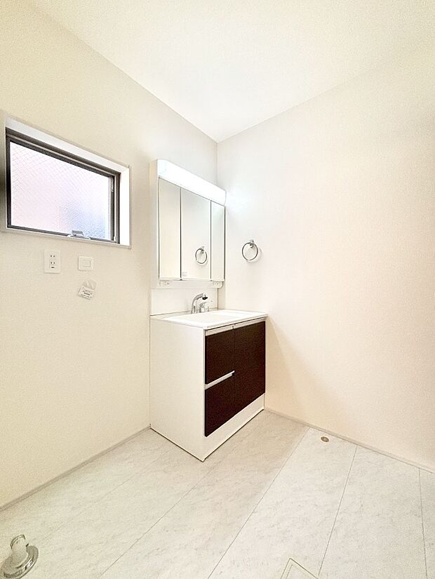 明るい洗面所は毎朝の身支度も楽しくできちゃいそうです。