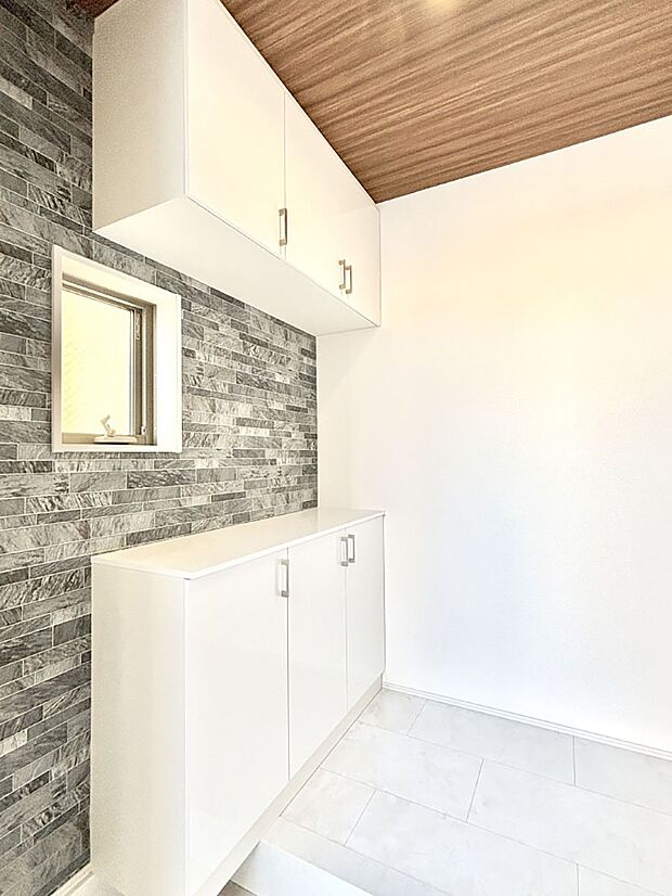 たっぷり収納できるシューズボックスで家族全員の靴も、玄関すっきり。  