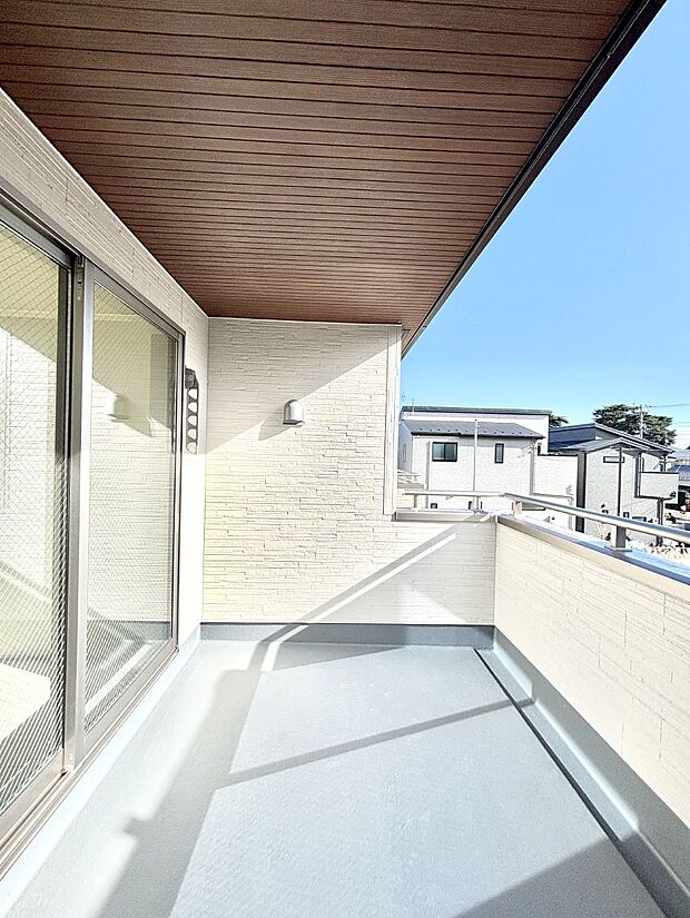 南向きのバルコニー！ご家族の洗濯物はもちろん、お布団もたっぷり干せます！