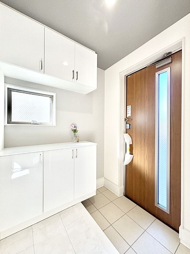 明るい玄関はお客様をお出迎えするのにぴったりです！ 