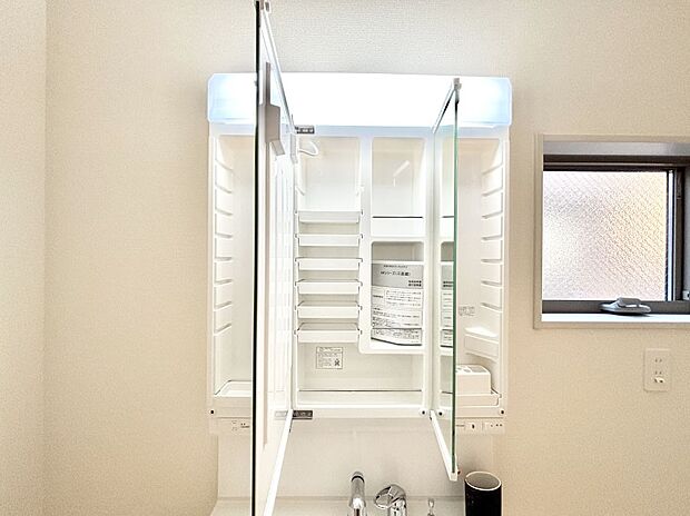 三面鏡の裏に、化粧品や衛生用品などを収納可能。洗面台をすっきりと保ちます!