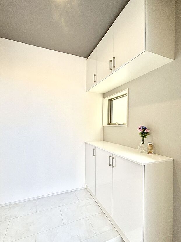 たっぷり収納できるシューズボックスで家族全員の靴も、玄関すっきり。  