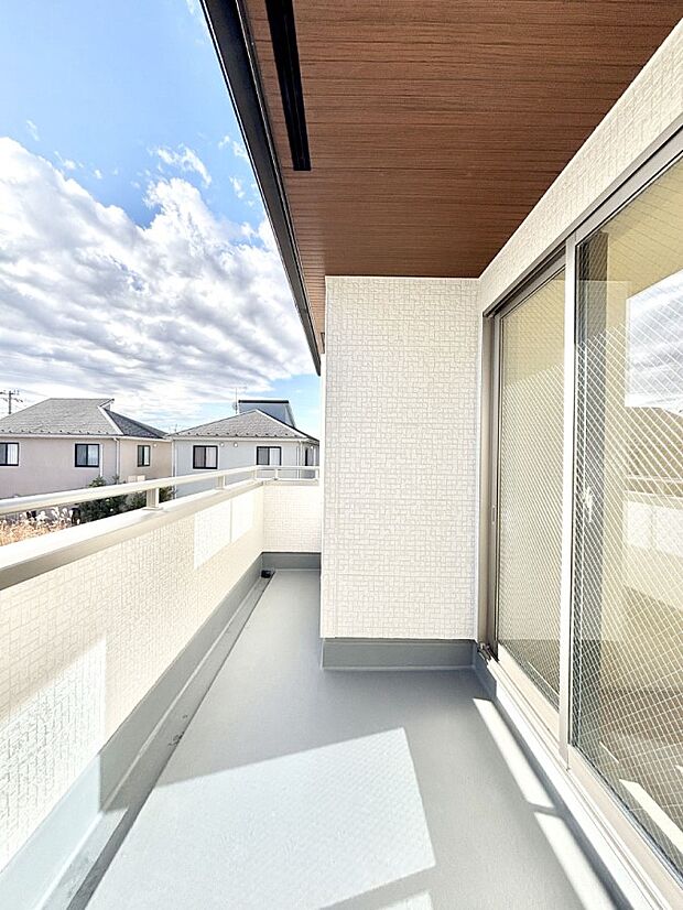 南向きのバルコニー!ご家族の洗濯物はもちろん、お布団もたっぷり干せます!