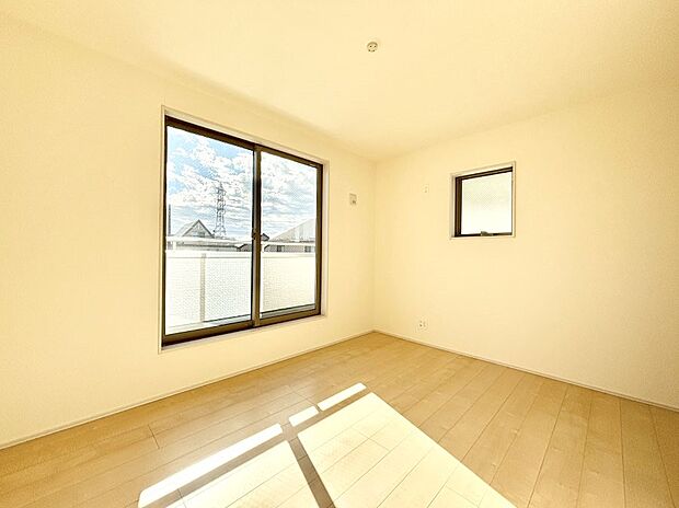 バルコニーが開放感をプラスしてくれる洋室