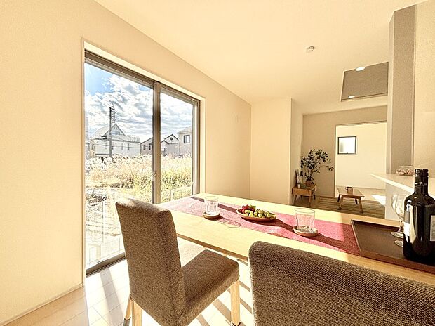 大きな窓からたっぷりの陽光と風を感じられるリビング