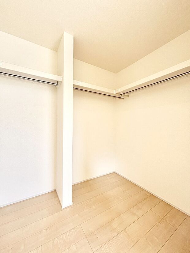 ウォークインクローゼット付きで生活空間を広く利用できます。