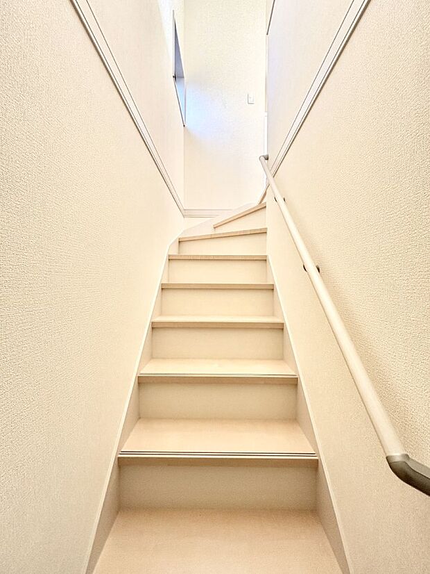 階段は手すり付きなので小さなお子さまやご高齢の方も安心です