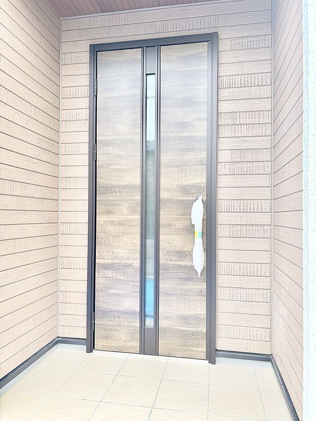 玄関前は屋根付きで雨が降っていても濡れにくいです