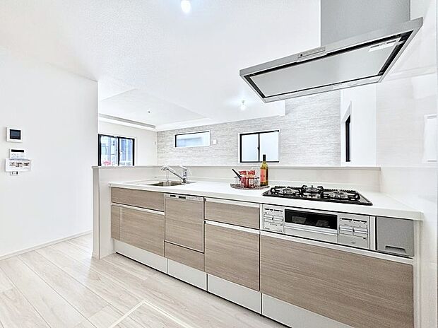 リビングで遊ぶお子様を見守りながらお料理ができる対面キッチン。