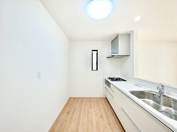 爽やかな風が通り抜けるキッチン。窓があるので明るく換気にも役立ちます。