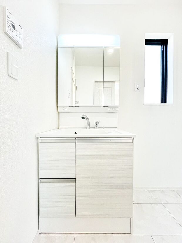 スタイリングに便利な三面鏡、ミラーキャビネットで細かい物スッキリ