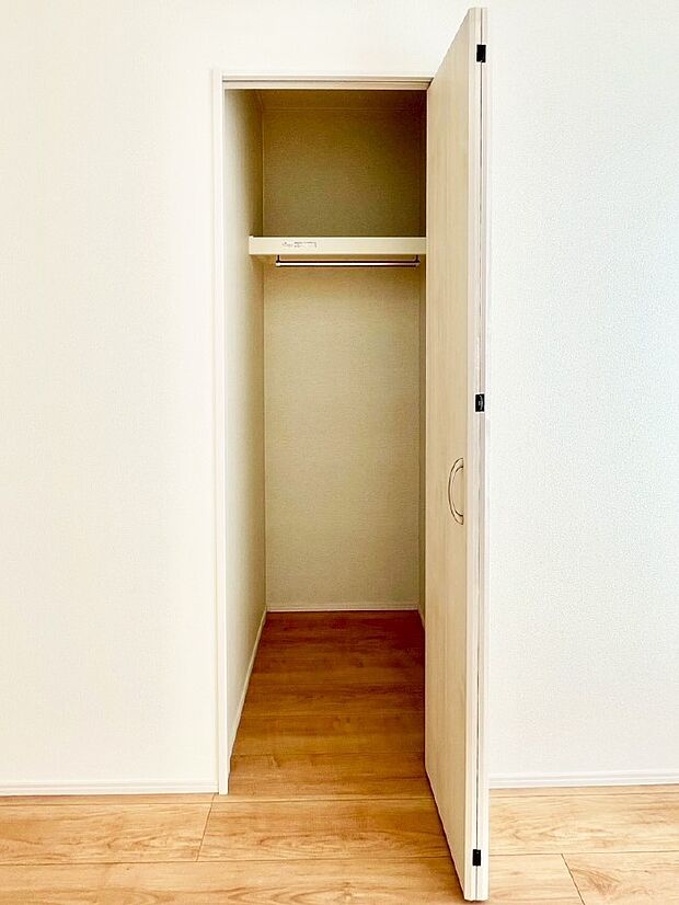 毎日着る衣類や荷物などの収納に便利なクローゼット付きです。