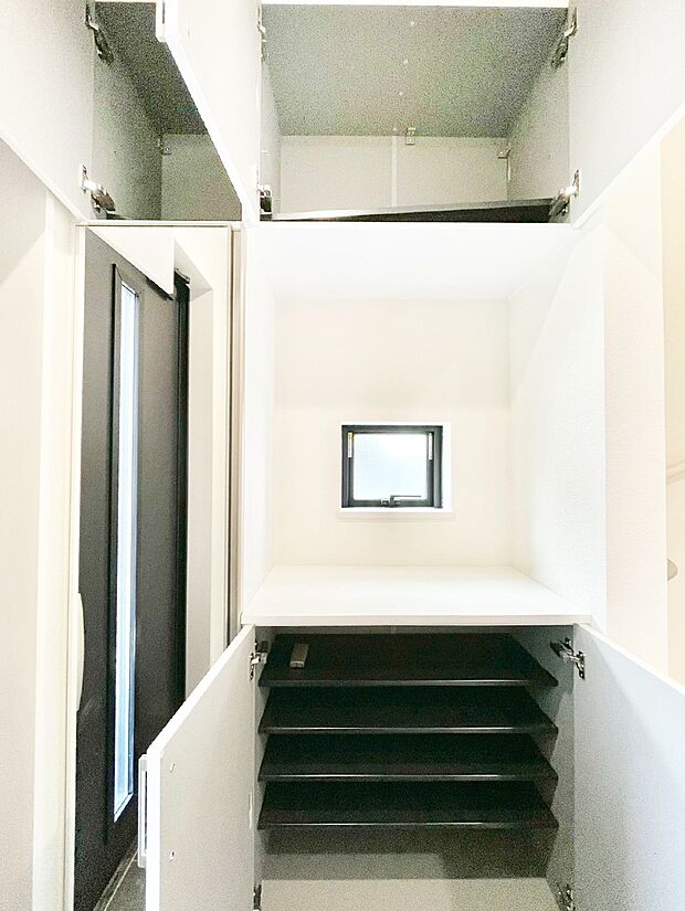 収納力ある下駄箱の活用で玄関廻りはいつでもスッキリ