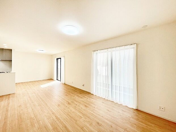 大きな窓からたっぷりの陽光と風を感じられるリビング