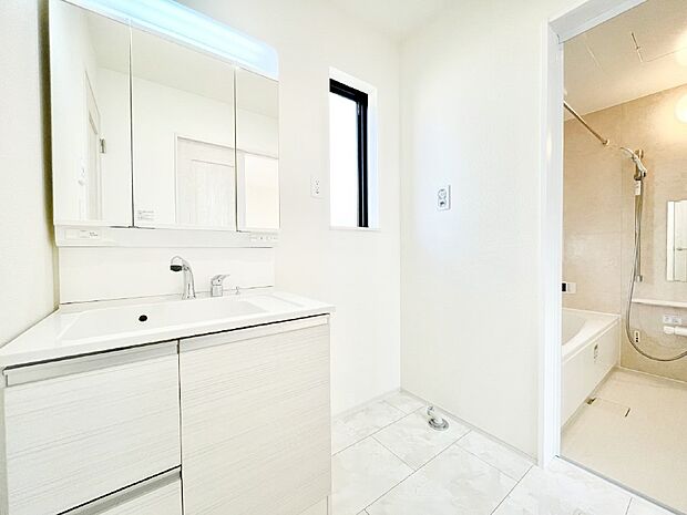 清潔感ある洗面化粧室で朝の身支度も快適