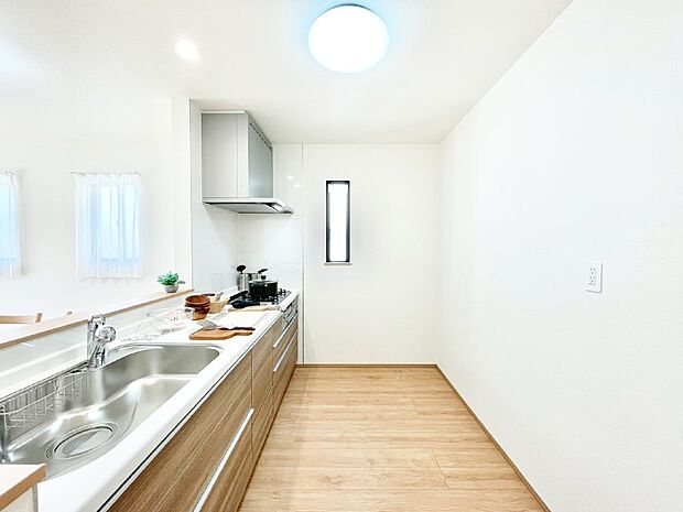 爽やかな風が通り抜けるキッチン。窓があるので明るく換気にも役立ちます。