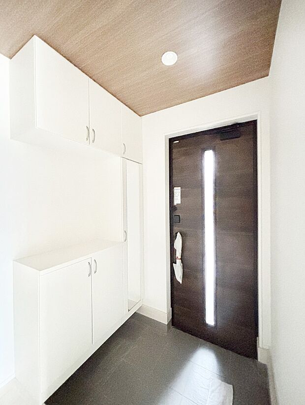 ガラススリットの入った玄関ドアが室内に光を届けてくれます